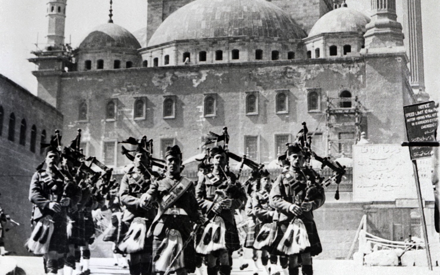 Une photo non datée de troupes britanniques, les Highlanders, jouant de la cornemuse devant la citadelle du Caire en Égypte (AFP)