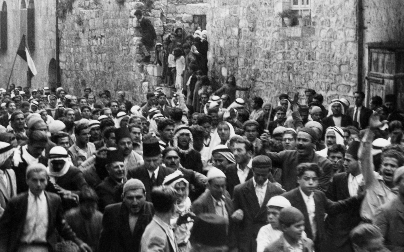 Une photo datée d’avant 1937 pendant le mandat britannique en Palestine montre des Arabes manifestant dans la vieille ville de Jérusalem contre l’immigration juive (AFP)