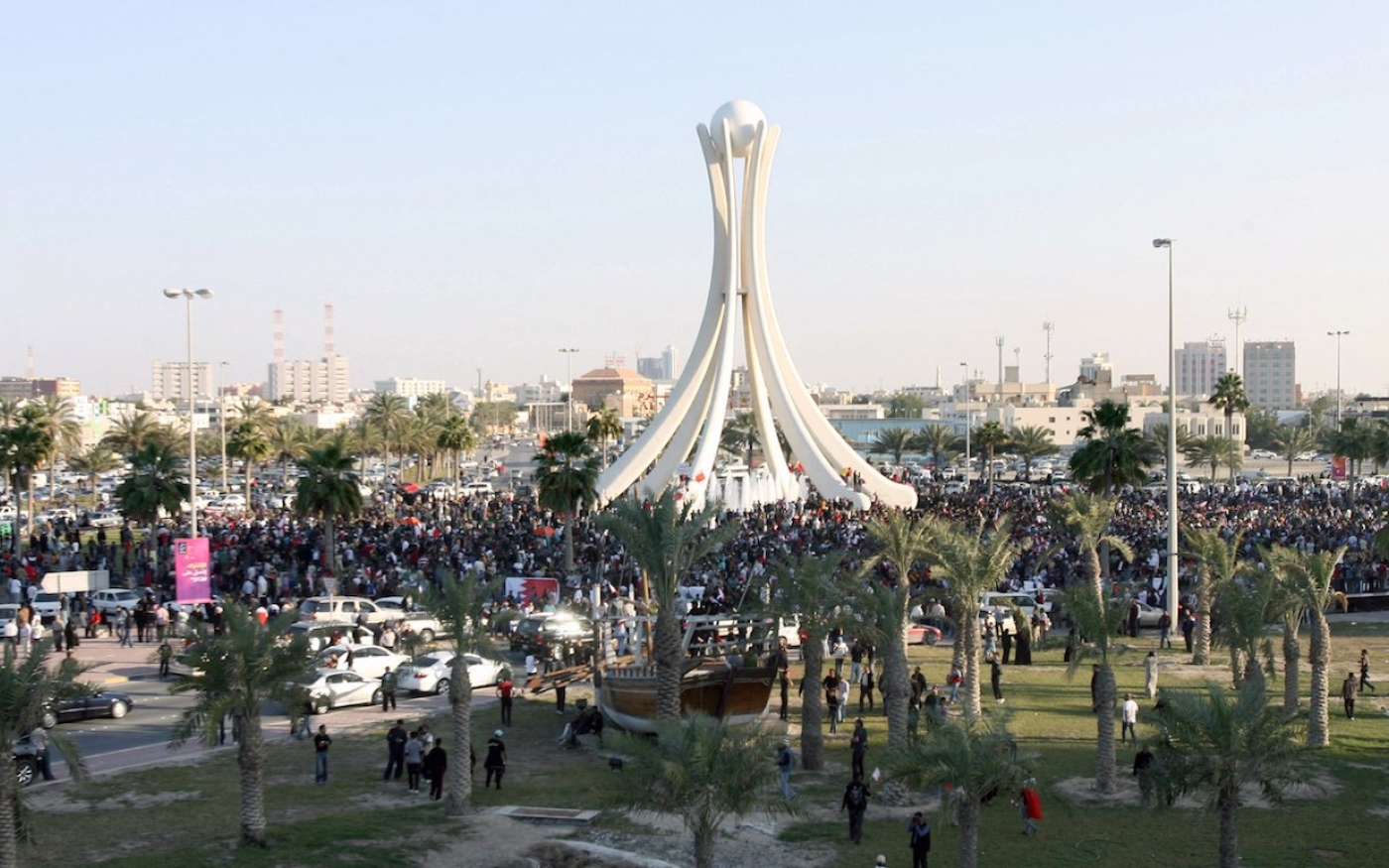 Des milliers de manifestants anti-gouvernementaux se rassemblent sur le rond-point de la Perle dans la capitale bahreïnie Manama, le 15 février 2011 (AFP)