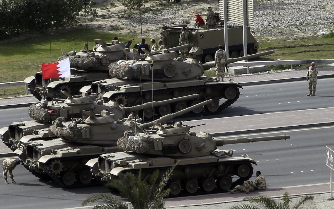Des chars de l’armée bahreïnie prennent position près de la place de la Perle à Manama, le 17 février 2011 (AFP)
