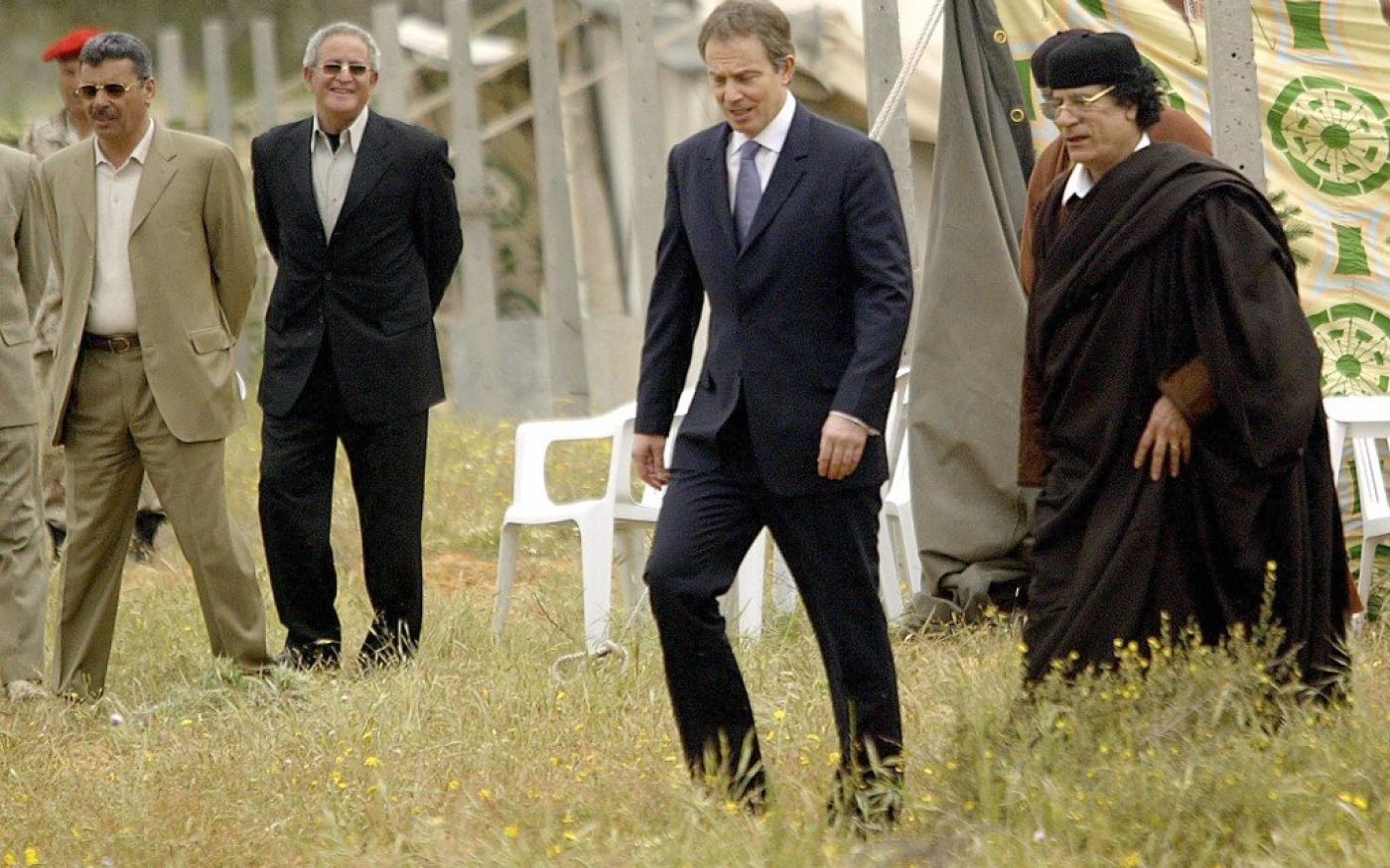 Daad Sharab décrit Tony Blair, photographié ici avec Mouammar Kadhafi en 2004, comme un « vautour planant au-dessus de la Libye » (AFP)