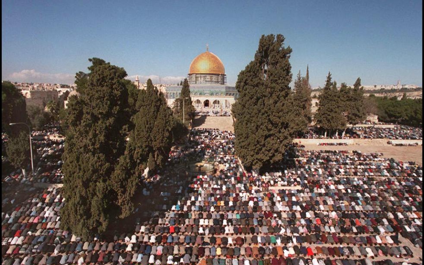 Des musulmans prient à la mosquée al-Aqsa, dans la vieille ville de Jérusalem, le 10 janvier 1997, au premier jour du Ramadan (AFP)