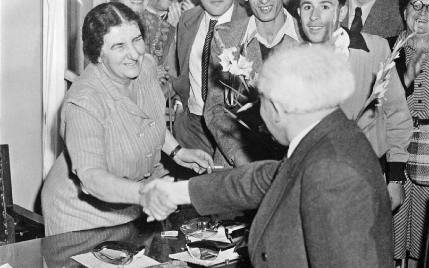 David Ben Gourion (de dos) serre la main de Golda Meir en décembre 1947 à Tel Aviv (AFP)