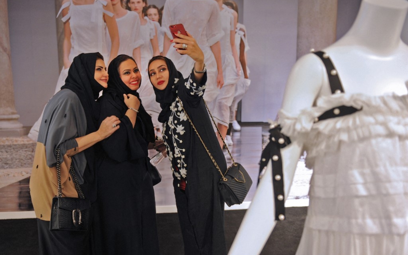Des Saoudiennes prennent des selfies lors d’un événement de mode dans la ville portuaire de Djeddah sur la mer Rouge, le 28 novembre 2017 (AFP/Amer Hilabi)