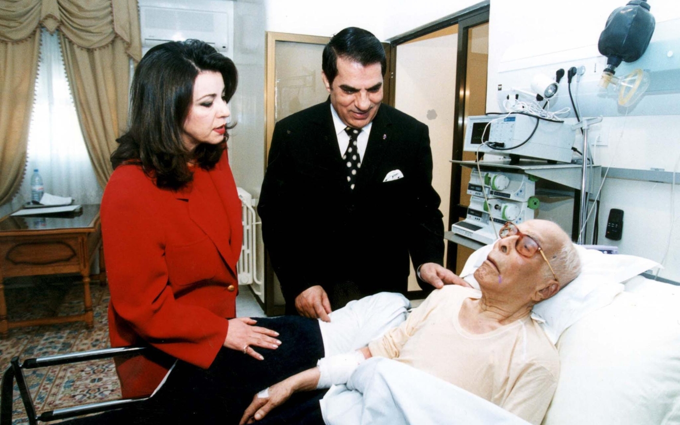 L’ex-président tunisien Zine El Abidine Ben Ali et son épouse Leila Ben Ali se tiennent au chevet d'Habib Bourguiba le 9 mars 20000 à l’hôpital militaire de Tunis (AFP)