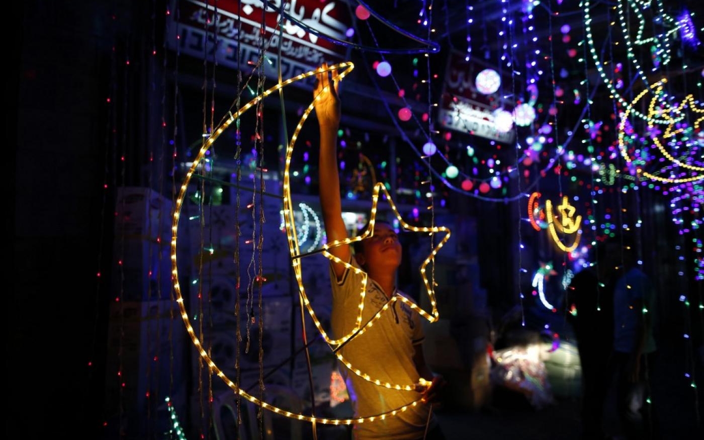 Les rues et les maisons sont décorées pour célébrer l’arrivée du mois sacré (AFP)