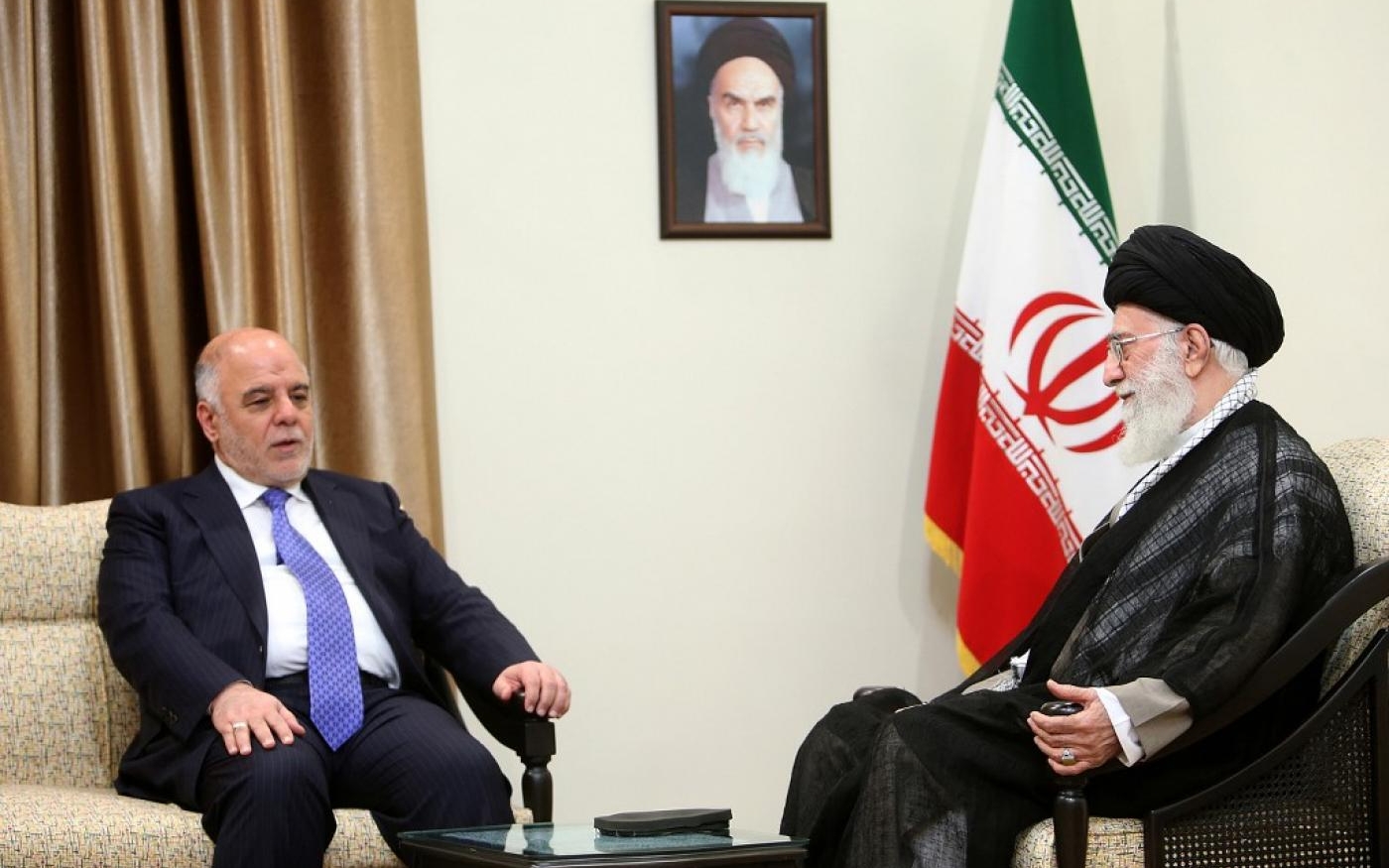 Haïder al-Abadi rencontre le guide suprême iranien Ali Khamenei à Téhéran en 2015 (AFP)
