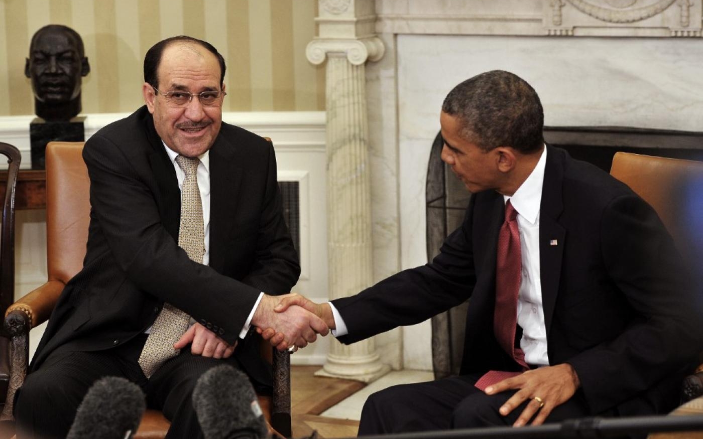 Le président américain Barack Obama serre la main du Premier ministre irakien Nouri al-Maliki lors d’une réunion à la Maison-Blanche en 2013 (AFP)