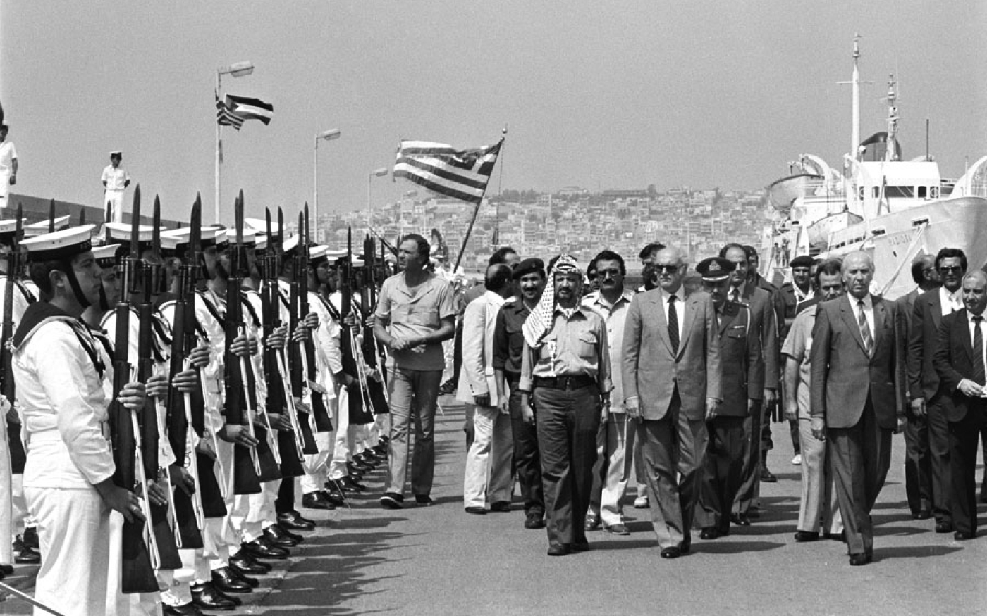 Yasser Arafat reçu par le Premier ministre grec Andréas Papandréou à son arrivée à Athènes (avec l’aimable autorisation de Fouad Elkoury)