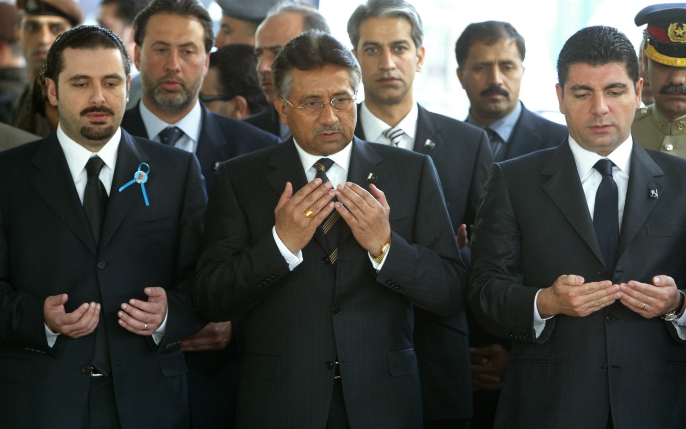 Le président pakistanais de l’époque Pervez Musharraf (au centre) est accompagné de Saad (à gauche) et Bahaa Hariri (à droite), à Beyrouth en 2005 (Reuters)