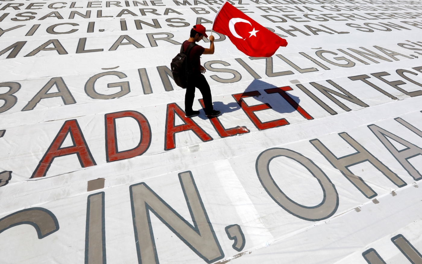 Un jeune turc agite un drapeau à Istanbul le 9 juillet 2017 pour la marche de la justice