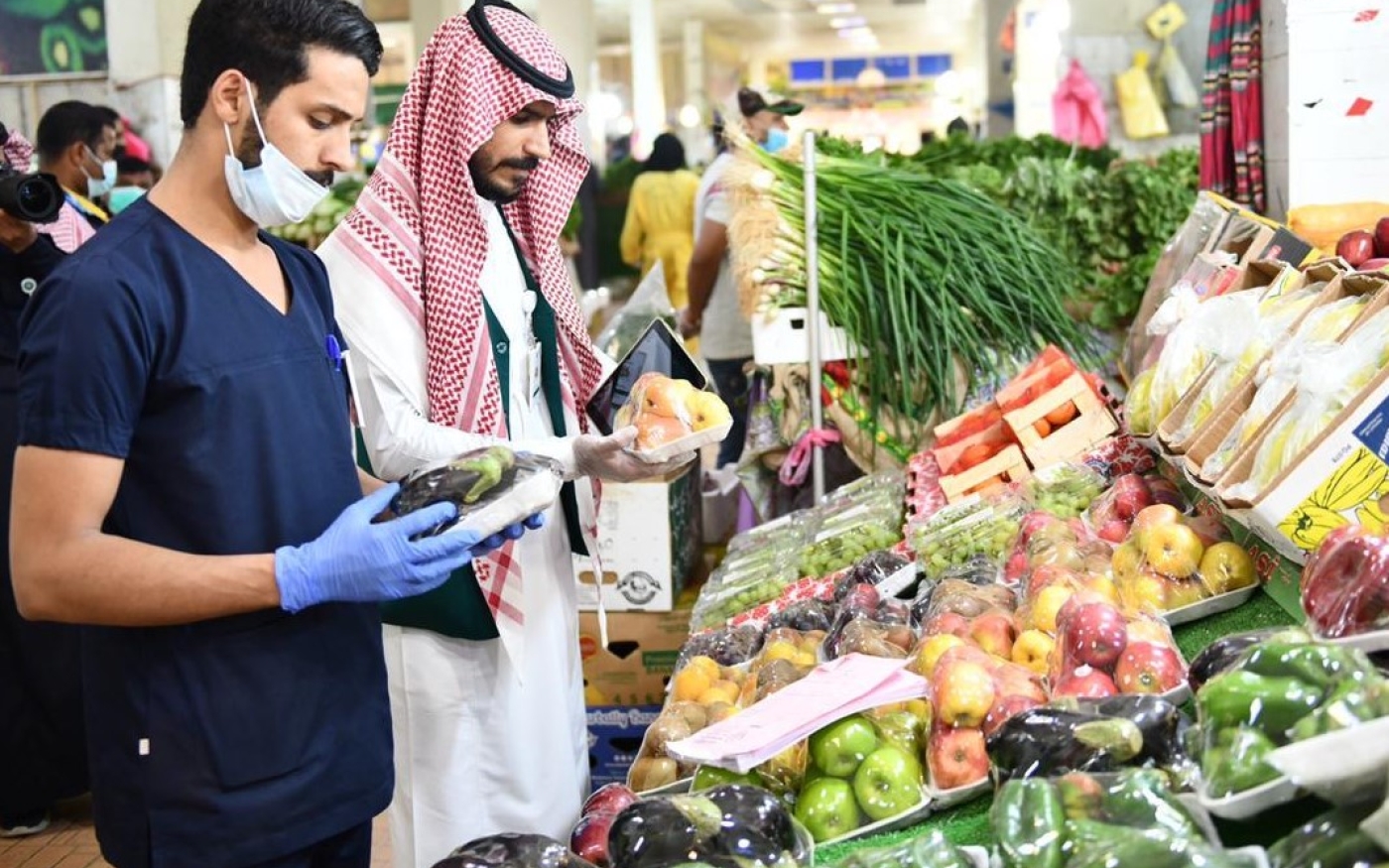 Des citoyens saoudiens dans un supermarché à Riyad, le 2 avril (Reuters)