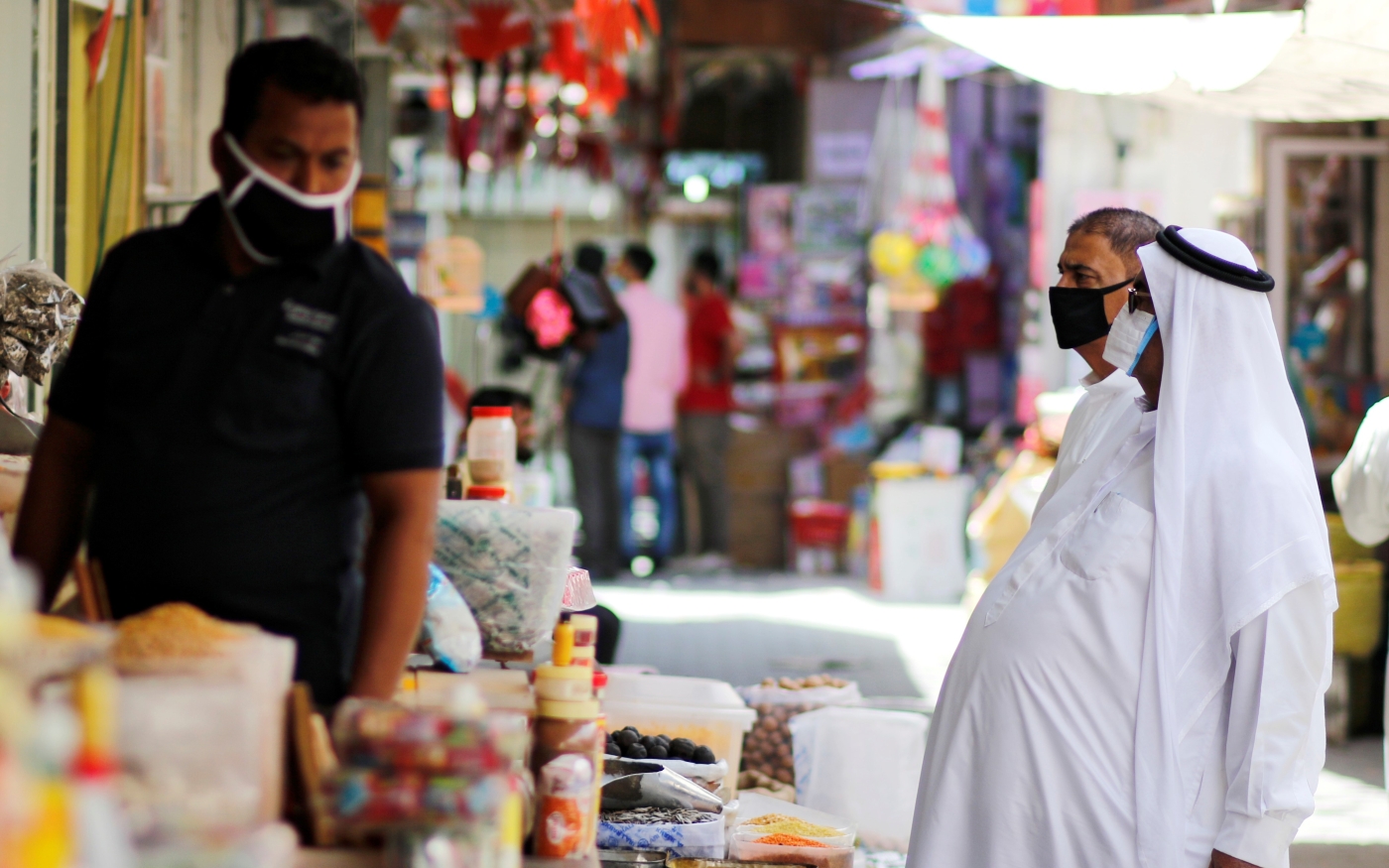 Des citoyens bahreïnis font leurs achats avant le Ramadan à Manama le 23 avril (Reuters)