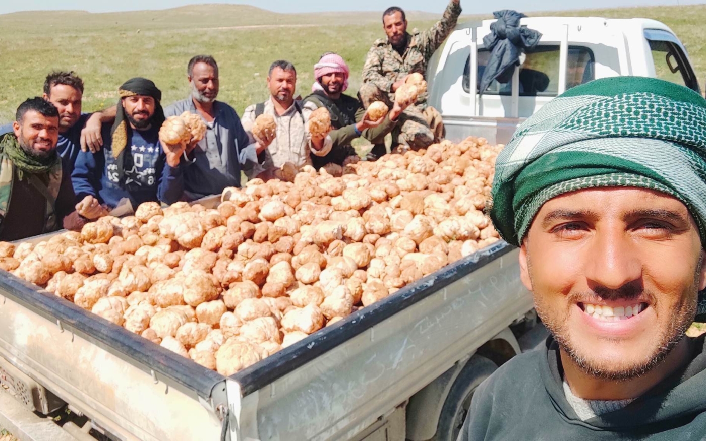 Des caveurs de truffes syriens avec leur récolte (réseaux sociaux)