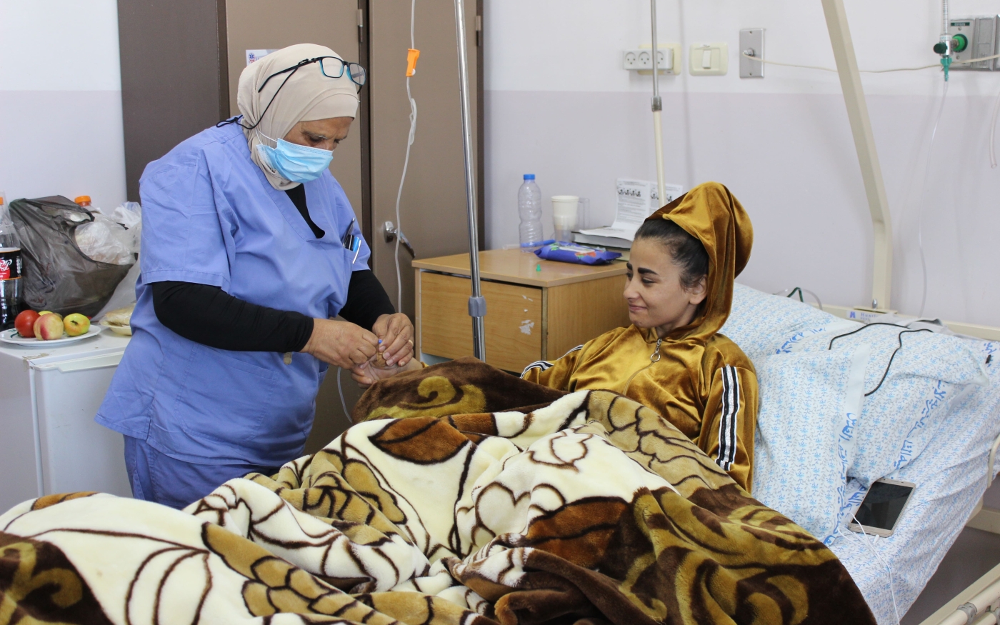Une infirmière s’occupe d’une patiente dans le service d’orthopédie de l’hôpital al-Makassed (MEE/Aseel Jundi)