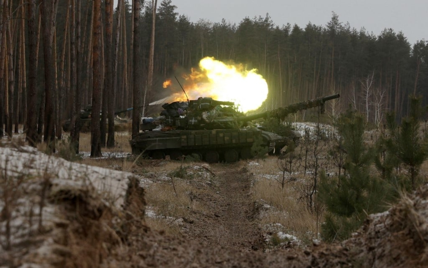 Un char ukrainien tire sur des positions russes près de Kreminna, dans la région de Lougansk, le 12 janvier 2023 (AFP)