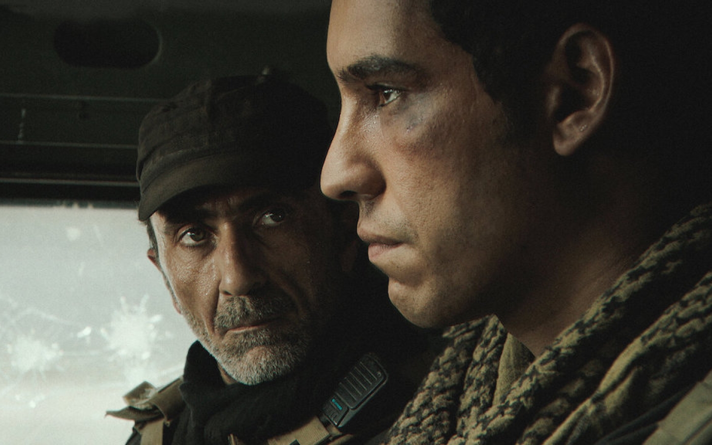 Les acteurs Suhhail Dannach et Adam Bessa dans une scène de Mosul (capture d’écran)