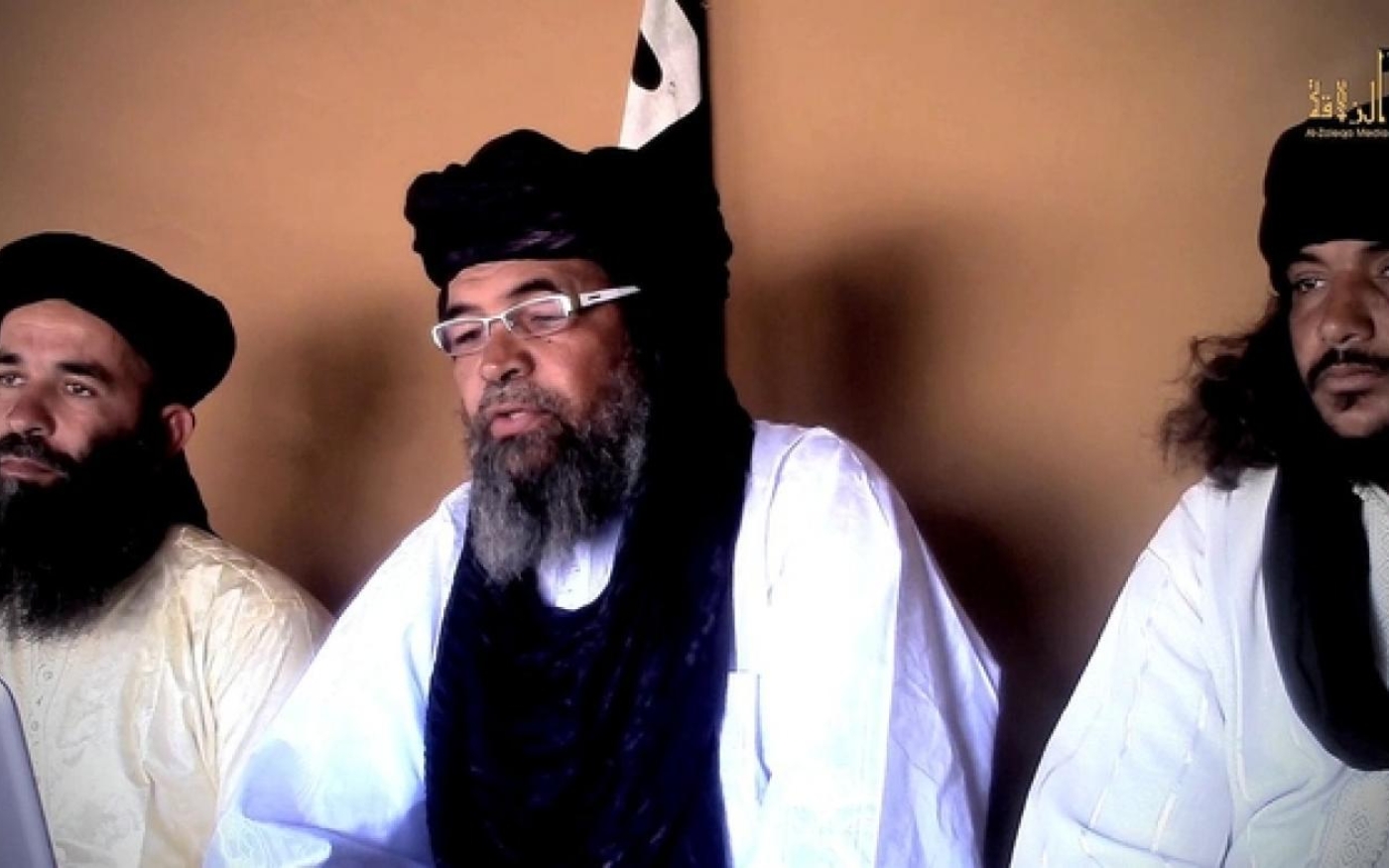 Iyad ag-Ghali (au centre) dans une vidéo annonçant la formation du Groupe de soutien à l’islam et aux musulmans au Maghreb islamique (Twitter)