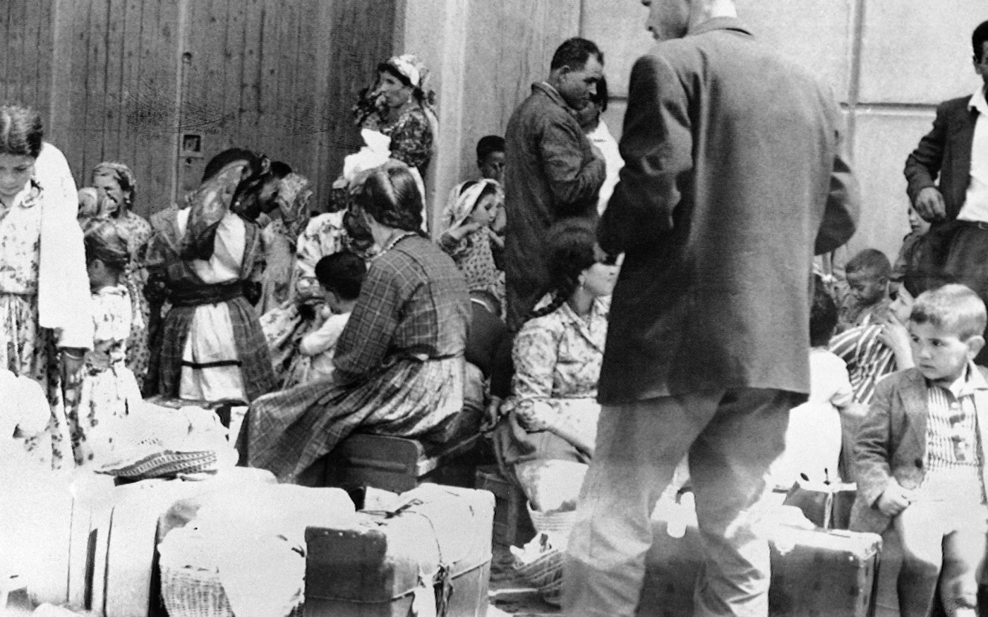 Des harkis algériens rapatriés d’Algérie en 1962 avec leurs familles sont envoyés au camp de Bourg-Lastic, dans le Puy-de-Dôme (AFP)
