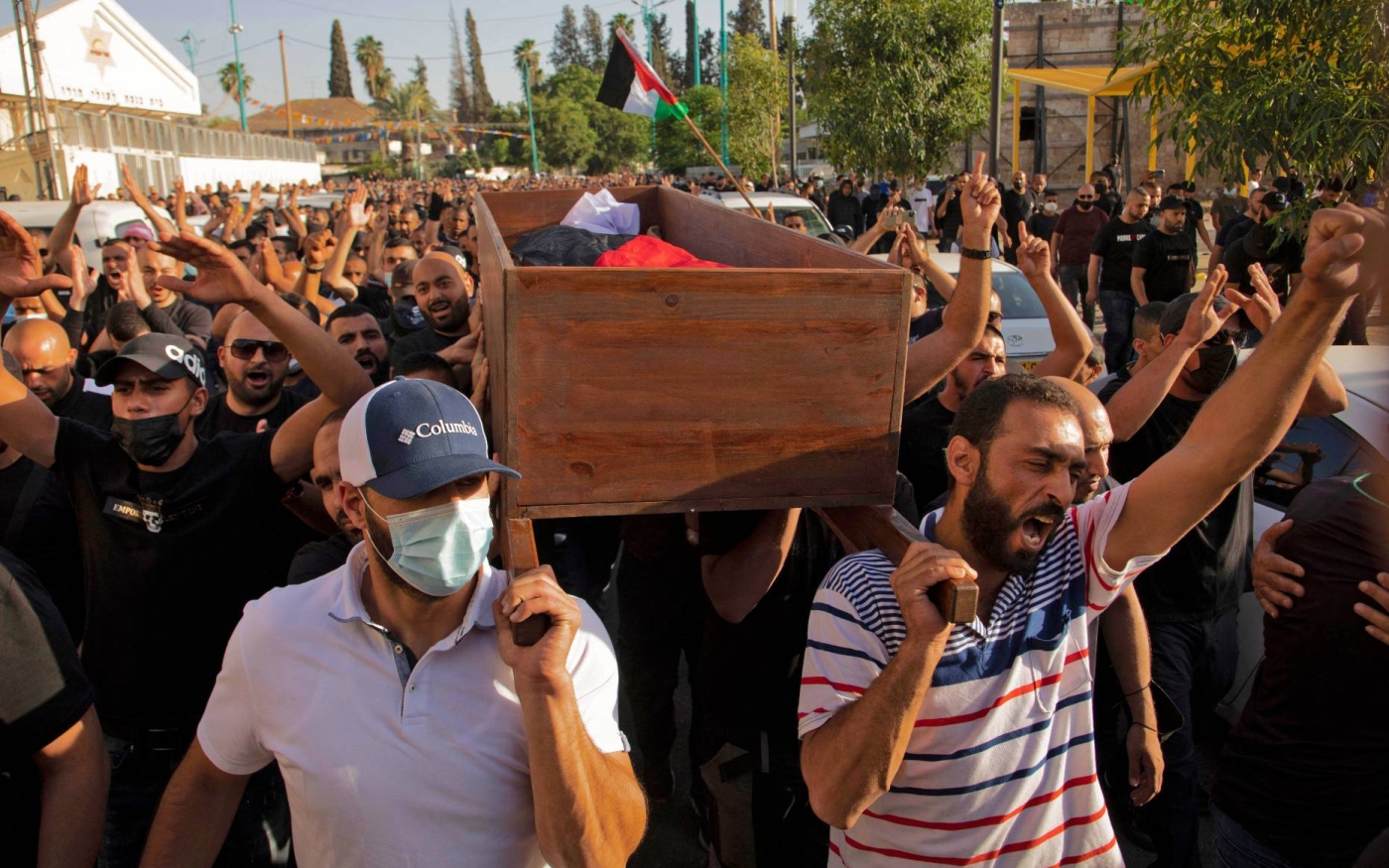 Des Palestiniens portent le cercueil de Moussa Hassouna à Lod le 11 mai 2021 (AFP)
