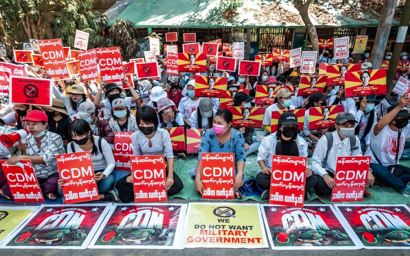 Une manifestation contre le coup d’État militaire devant le bureau de l’administration gouvernementale dans le township de Twante, région de Yangon, le 17 février 2021 (AFP) 