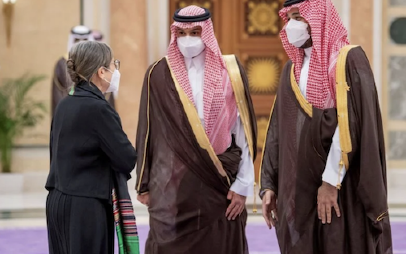 La cheffe du gouvernement tunisien, Najla Bouden, rencontre le prince héritier Mohammed ben Salmane en Arabie saoudite, le 25 octobre (Reuters)