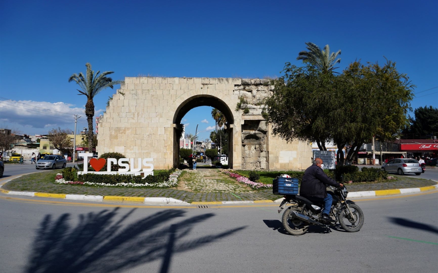La Porte de Cléopâtre est située au centre de la ville moderne de Tarse, au sud de la Turquie (Nimet Kirac/MEE)
