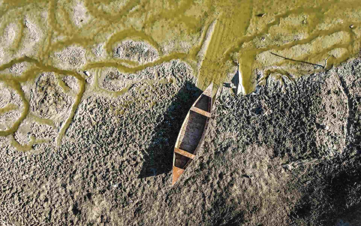Photo aérienne montrant le fond boueux du lac. L’abattage d’arbres a contribué à pousser dans le lac de grandes quantités de boue accompagnée d’eau de pluie (MEE/Izzeddin Kasim)