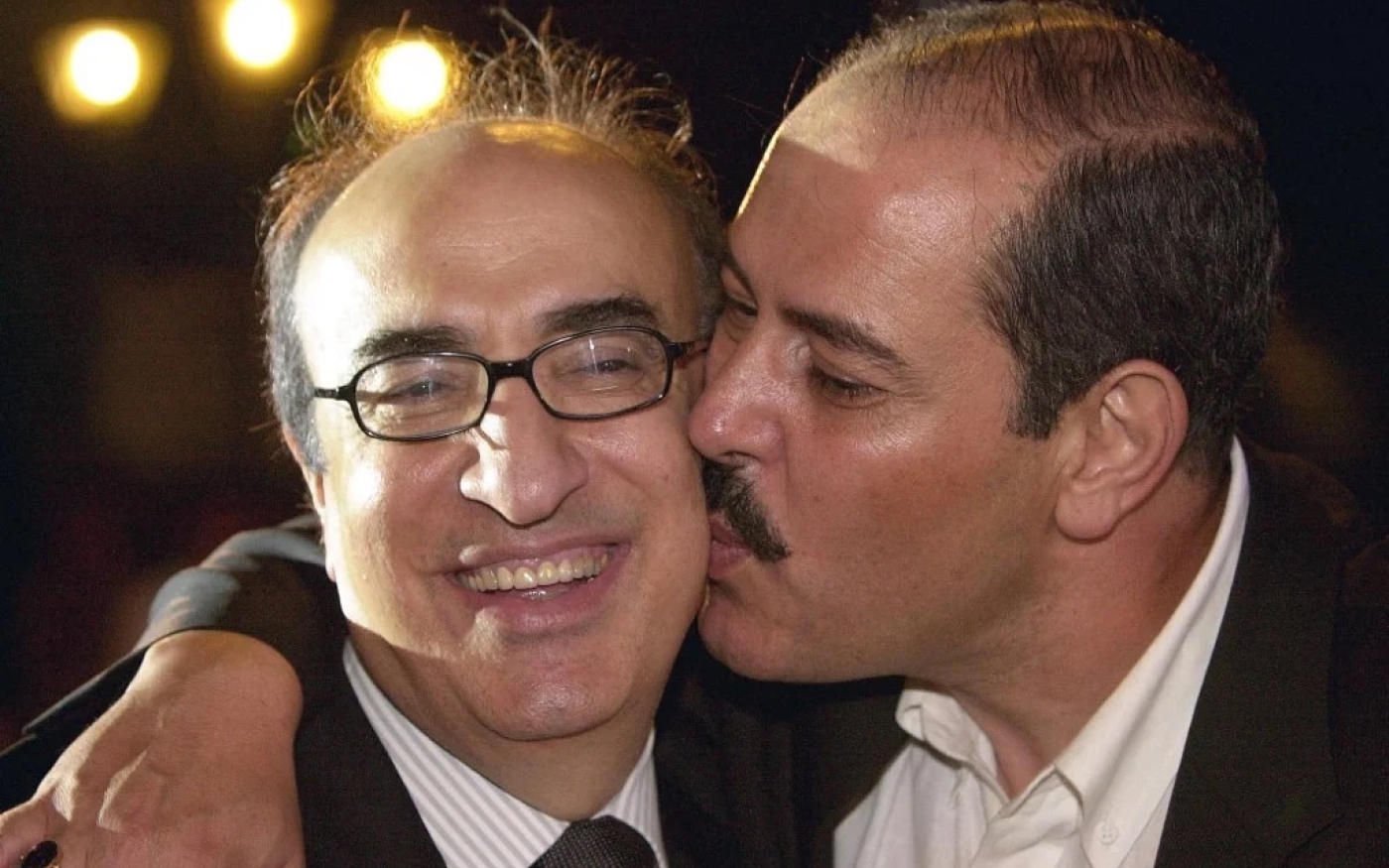Le chanteur tunisien Lotfi Bouchnak embrasse le musicien libanais Elias Rahbani (à gauche) lors du premier Festival international de la musique d’Alexandrie, le 25 juin 2003 (AFP)