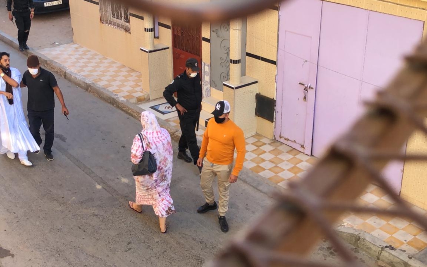 Ahmed Ettanji dans sa daraa (longue et ample tunique traditionnelle) blanche de mariage, escorté par les forces de sécurité (Équipe Média)