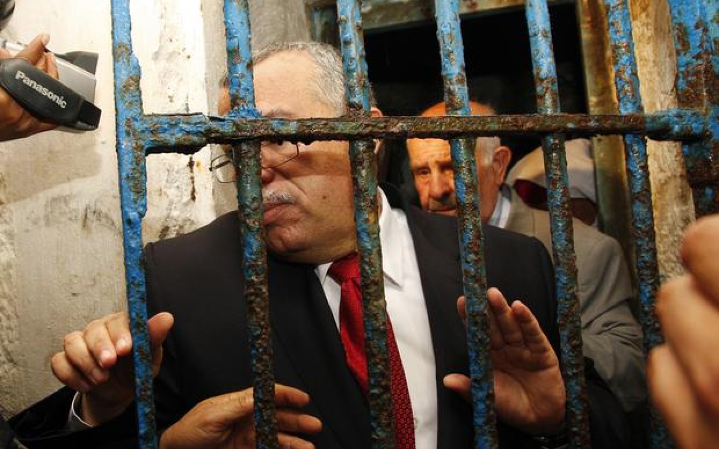 En 2012, le ministre tunisien de la Justice Noureddine Bhiri visite la prison tristement célèbre de Nadhour à Bizerte (AFP)