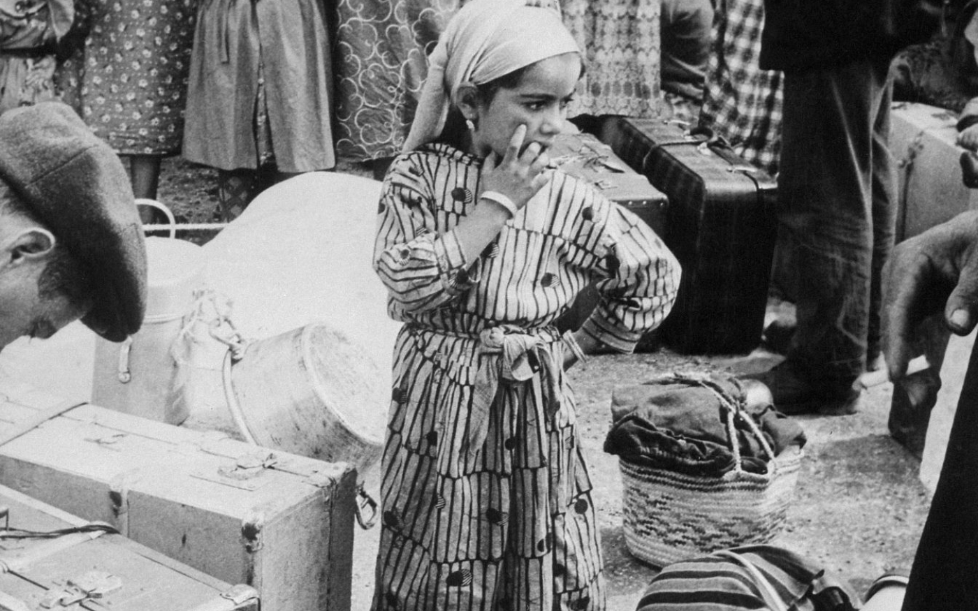Arrivée de harkis au camp de Rivesaltes, dans le sud de la France, en 1962 (AFP)