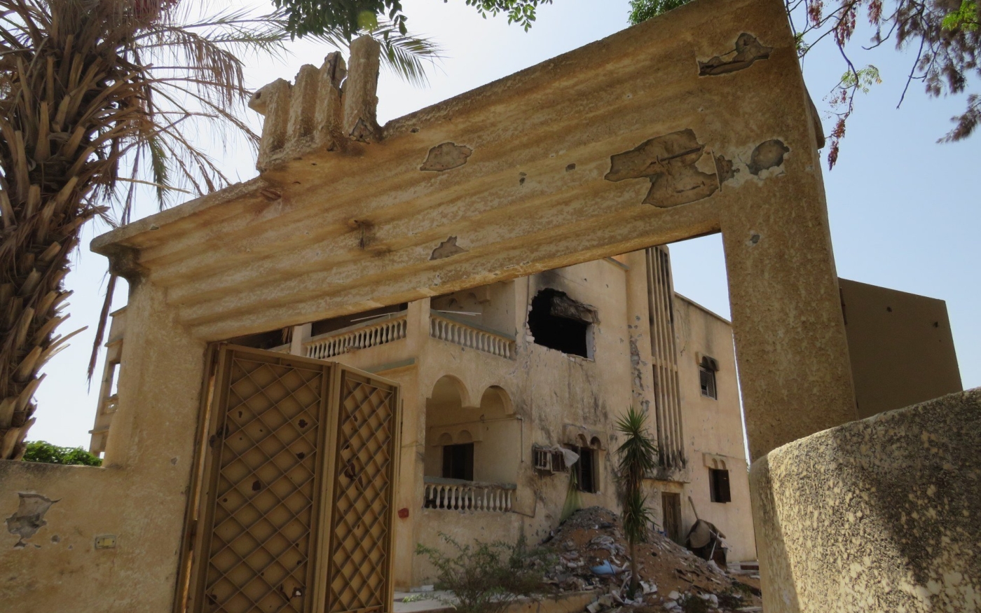 Une maison endommagée à Ain Zara. Ce quartier était en première ligne de l’offensive de l’ANL sur la capitale libyenne (MEE/Daniel Hilton)
