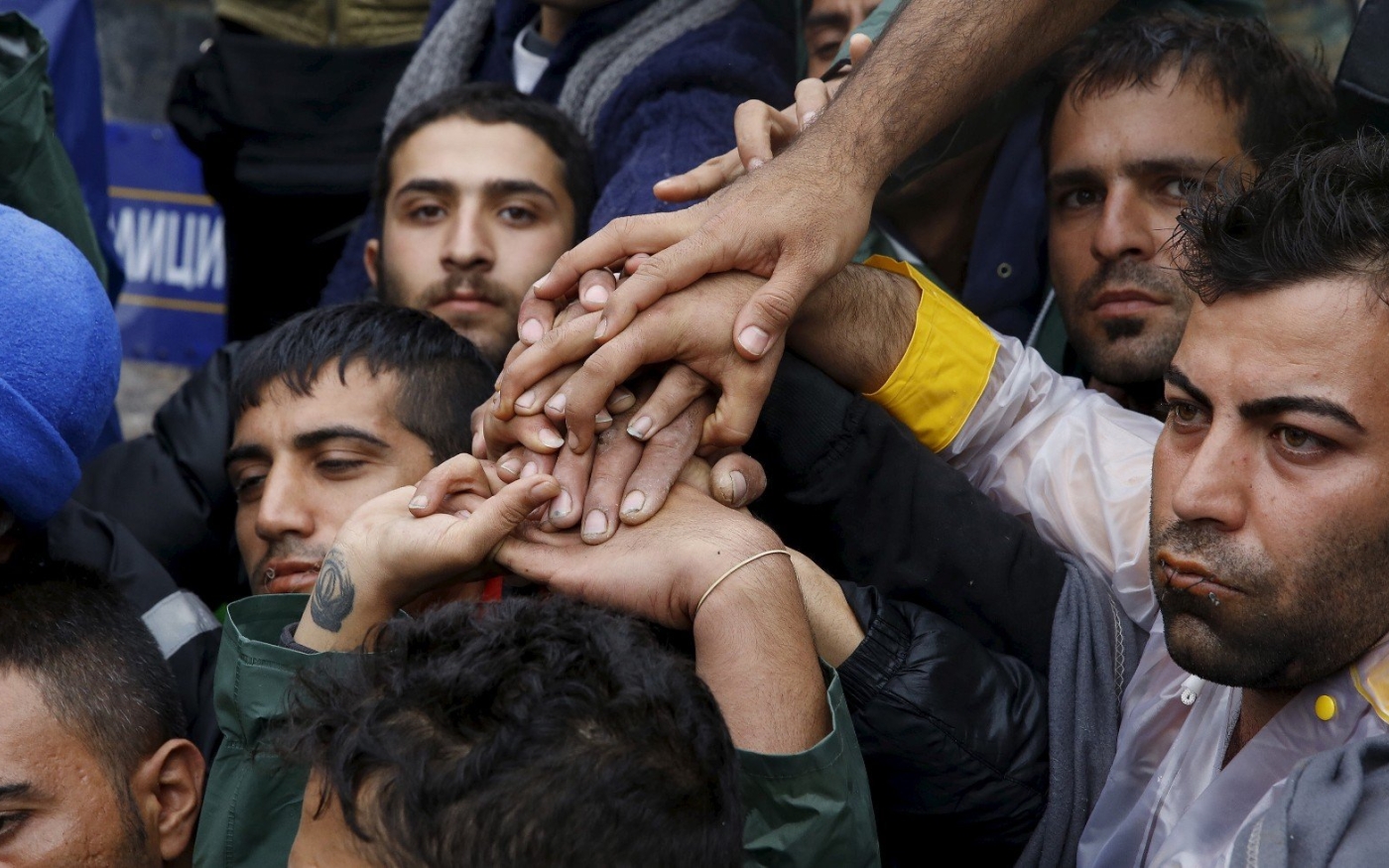 Des réfugiés iraniens assis sur les voies ferrées, en grève de la faim, à la frontière gréco-macédonienne en 2015 (Reuters)