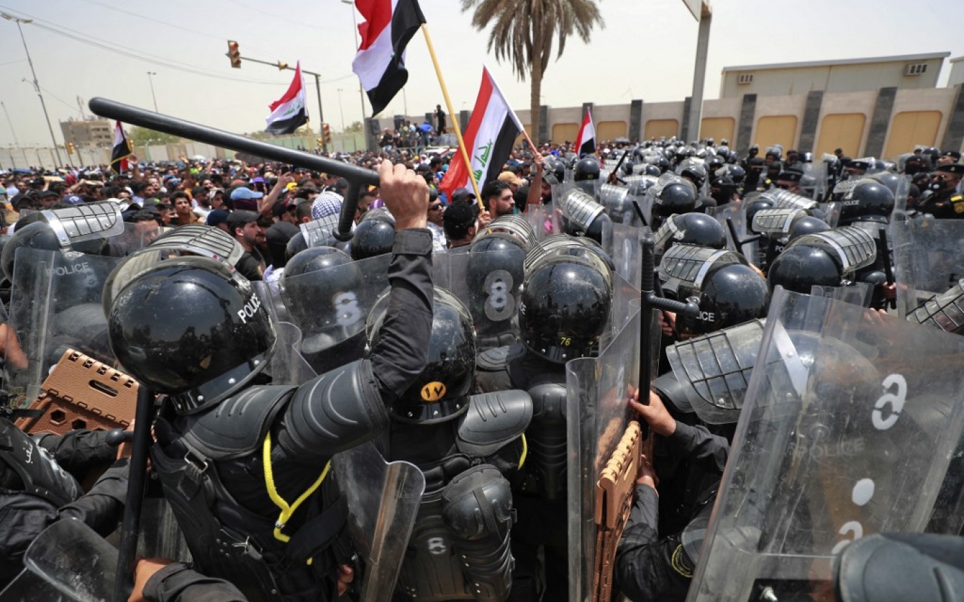 Les forces de sécurité irakiennes dispersent des manifestants protestant contre la politique du gouvernement en matière d’emploi, près du Parlement, dans la zone verte de Bagdad, le 7 juin 2022 (AFP)