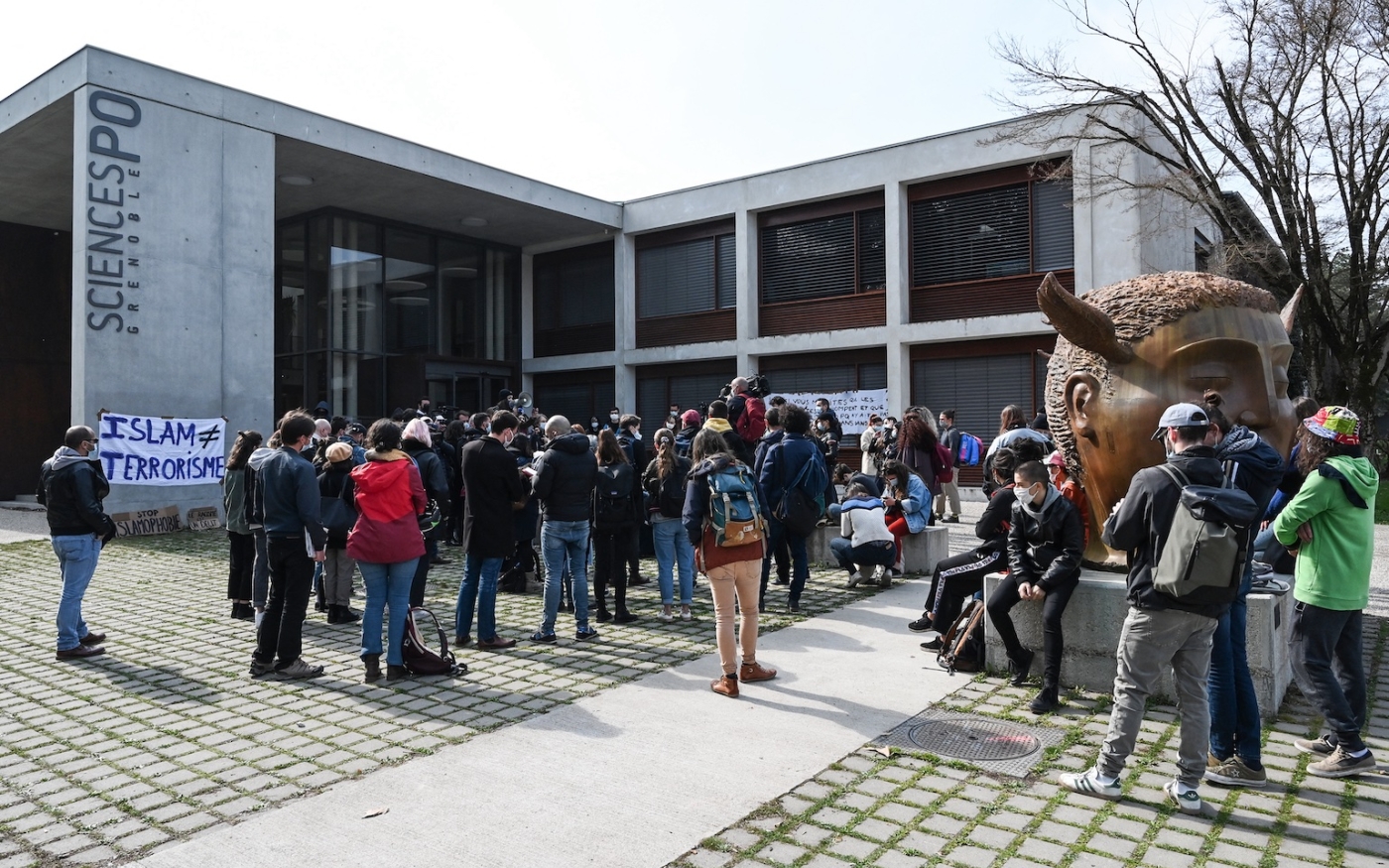 Des étudiants manifestent contre l'islamophobie devant le campus de l'Institut d'études politiques (alias Sciences Po) à Saint-Martin-d'Heres, près de Grenoble, le 9 mars 2021. 