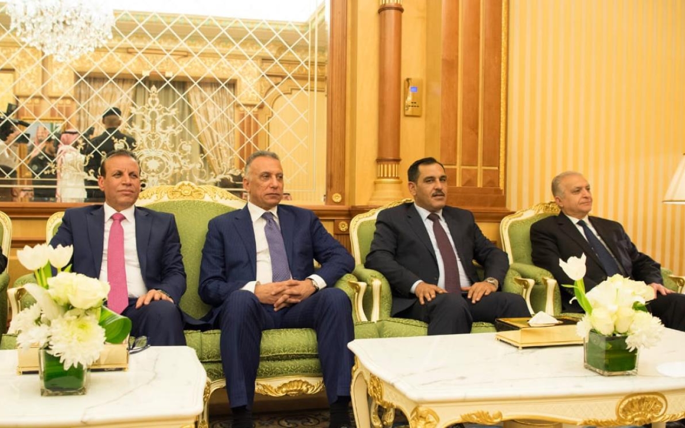Kadhimi (au centre) avec des responsables irakiens pendant une visite en Arabie saoudite, en novembre 2018 (SPA)