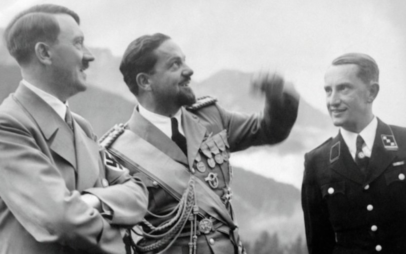 Le chancelier nazi Adolf Hitler (à gauche) reçoit le gouverneur italien de Libye Italo Balbo (au centre) au Berghof, près de Berchtesgaden, le 13 août 1938 (AFP)