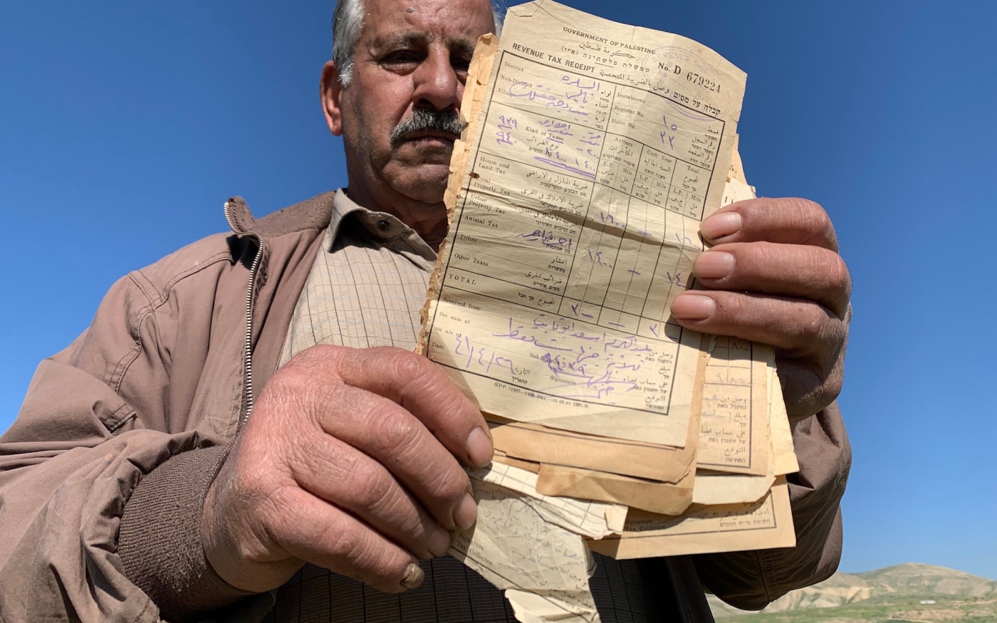 Abdul Kareem (72 ans) possède de vieux documents datant de 1920 prouvant que la terre appartient à sa famille (MEE/Shatha Hammad)