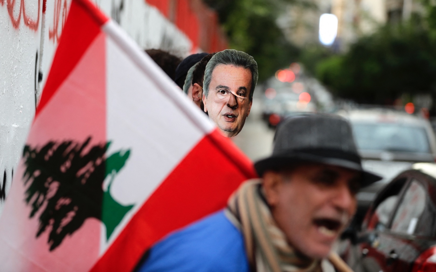 Des manifestants libanais tiennent un masque du gouverneur de la Banque centrale du Liban, Riad Salameh, à Beyrouth, le 27 novembre 2019