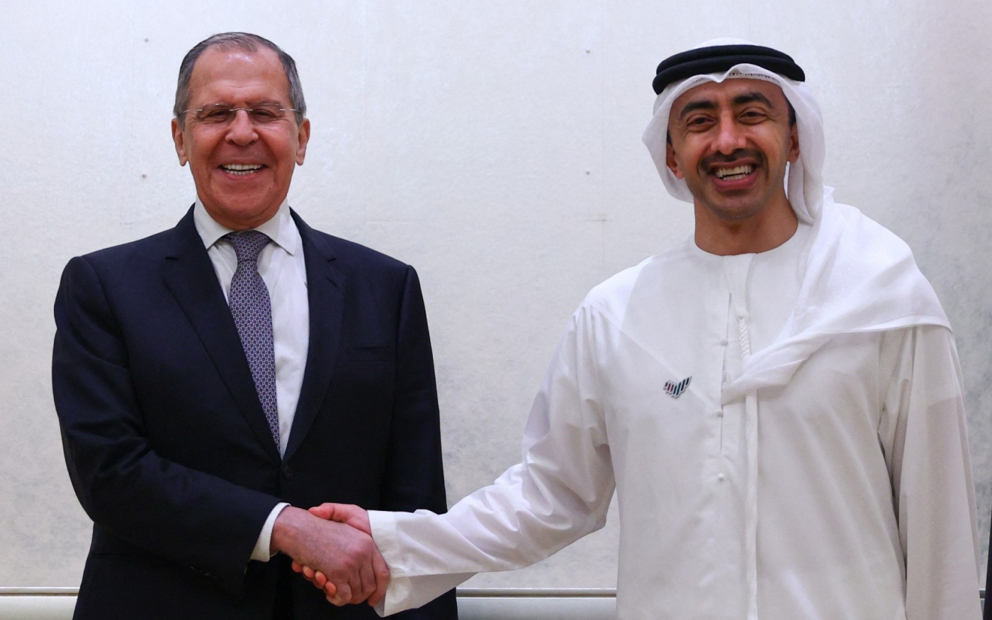 Le ministre russe des Affaires étrangères Sergueï Lavrov rencontre son homologue émirati, le cheikh Abdallah ben Zayed al-Nahyane, le 9 mars 2021 à Abou Dabi (AFP)