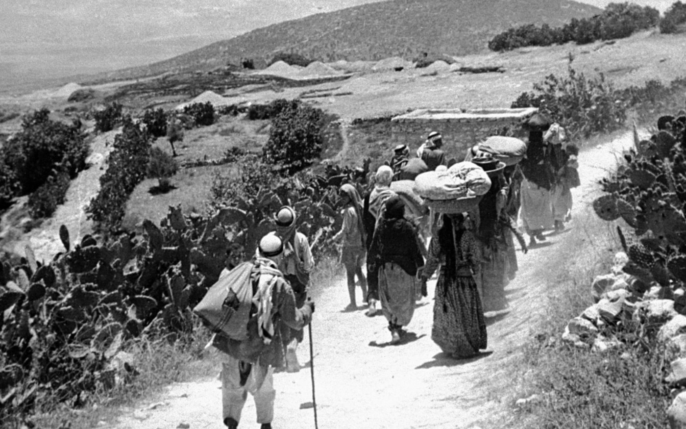 Des Palestiniens fuient le village de Qumiya pendant la Nakba en 1948 (Archive/Palestine Remembered)