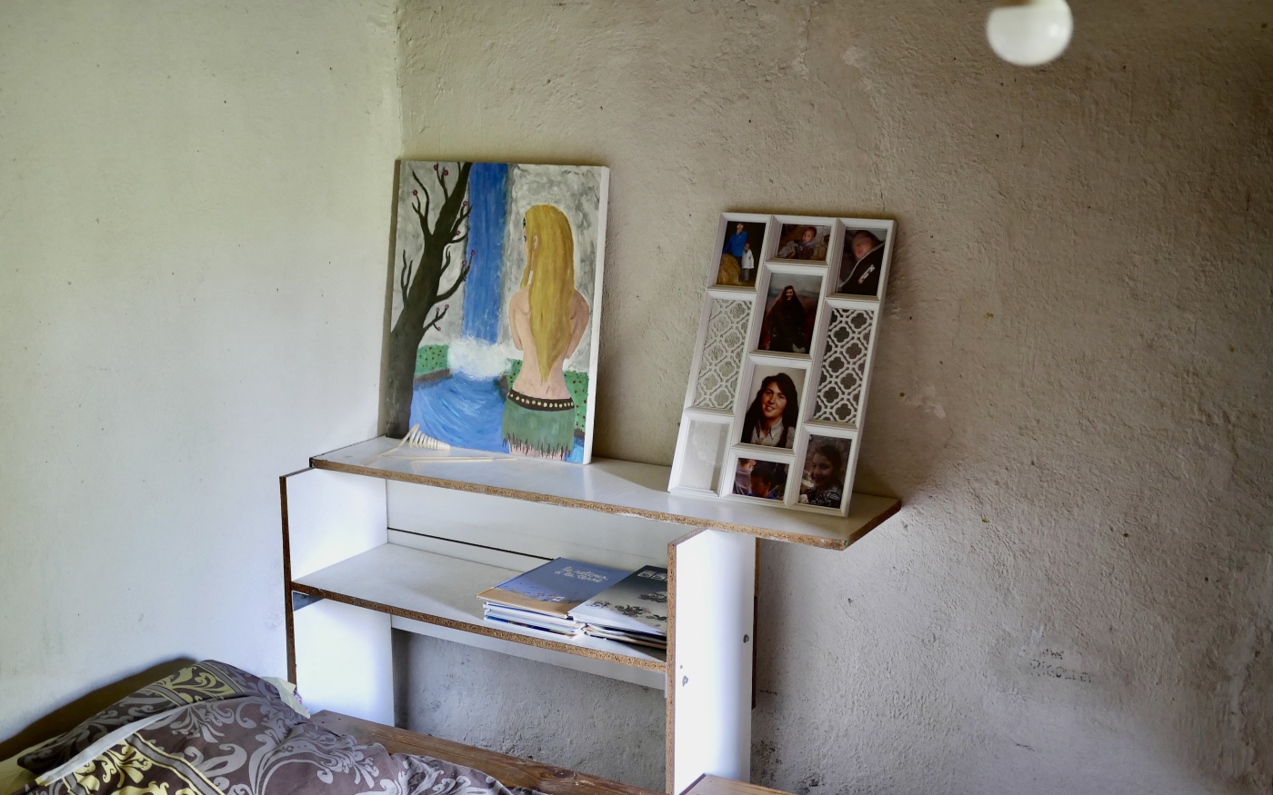 Jean-Marc « ne [peut] pas » regarder le pêle-mêle de photos de famille dans l’ancienne chambre de sa fille. Sara, en bas à droite, est la seule à être encore en vie (MEE/Frank Andrews)