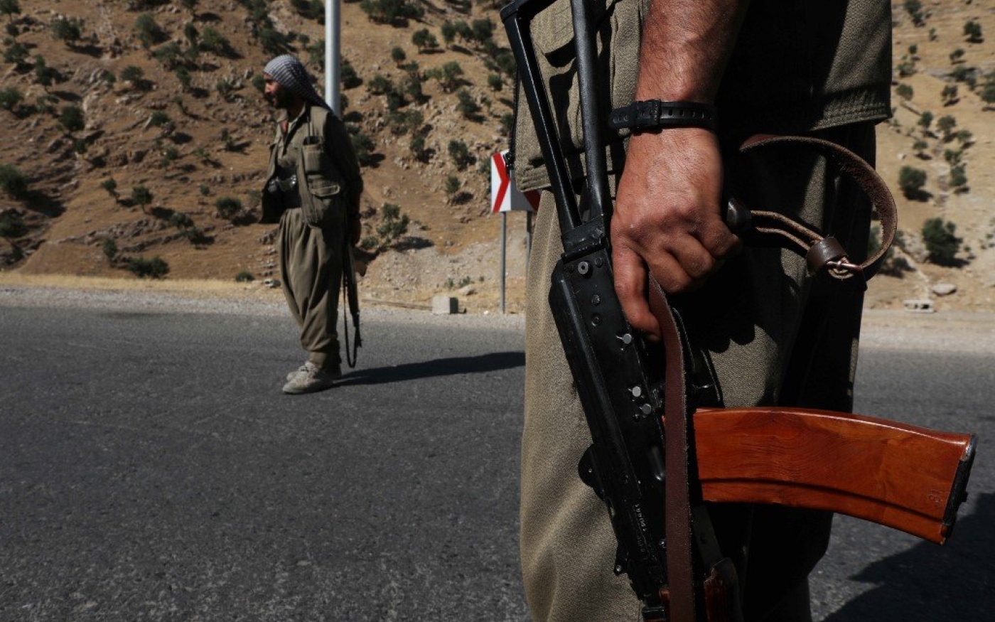 Un membre du Parti des travailleurs du Kurdistan porte une arme automatique sur une route des monts Qandil, siège du PKK dans le nord de l’Irak, le 22 juin 2018 (AFP)
