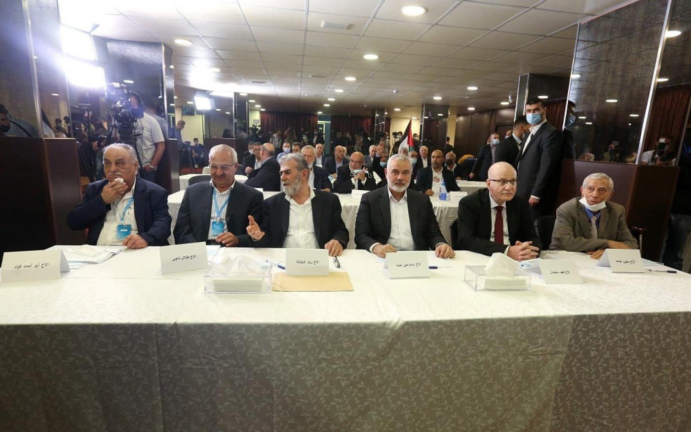 Ismaël Haniyeh (troisième en partant de la droite) et d’autres dirigeants palestiniens assistent à une réunion à Beyrouth, le 3 septembre (Reuters)