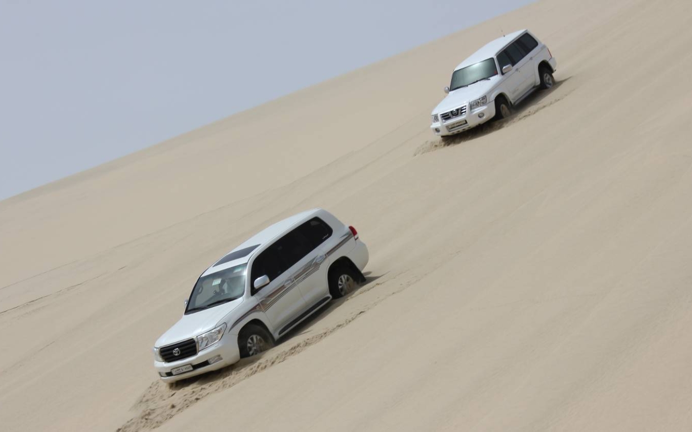 Des 4x4 dévalent une dune pour rejoindre la Mer intérieure, au Qatar (CC/Christine et Hagen Graf)