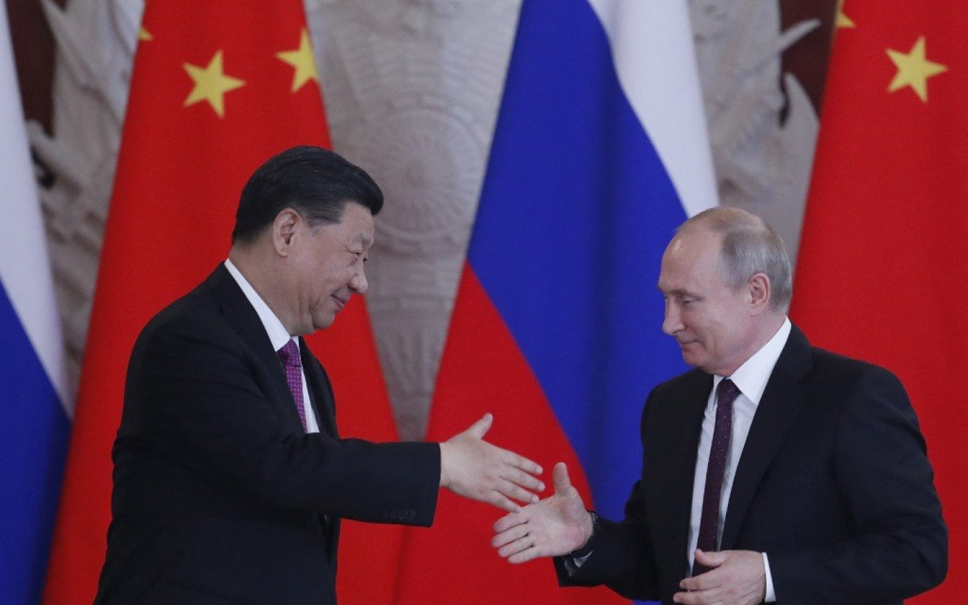 Poignée de main entre le président russe Vladimir Poutine et son homologue chinois Xi Jinping à l’issue de pourparlers au Kremlin, le 5 juin 2019 à Moscou (AFP)