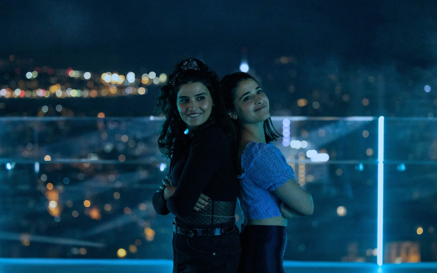 Manal Issa (à gauche) et Nathalie Issa dans Les Nageuses, où les deux actrices ont dû dialoguer en anglais plutôt qu’en arabe (Netflix)