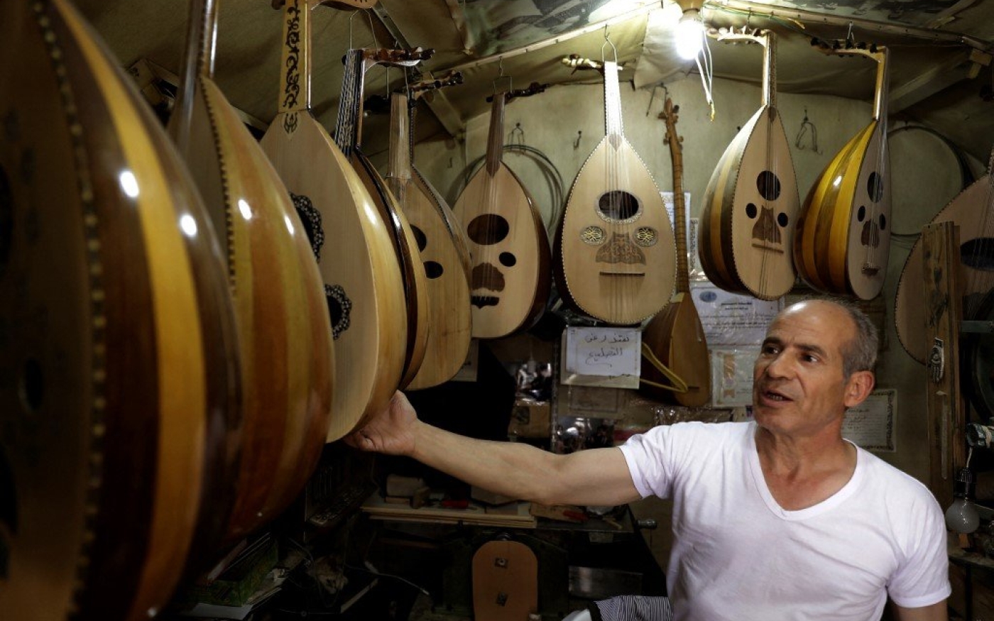 Antoun Tawil, l’un des derniers luthiers traditionnels de Syrie, montre une collection de luths (AFP)