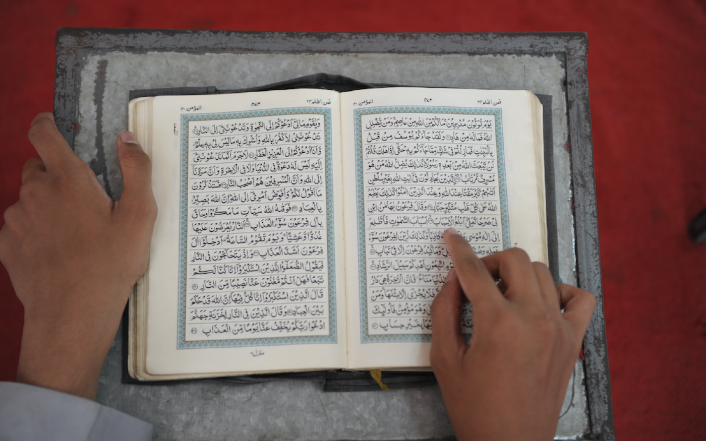 Un étudiant musulman étudie le Coran, en Inde, le 24 mai 2018 (AFP)